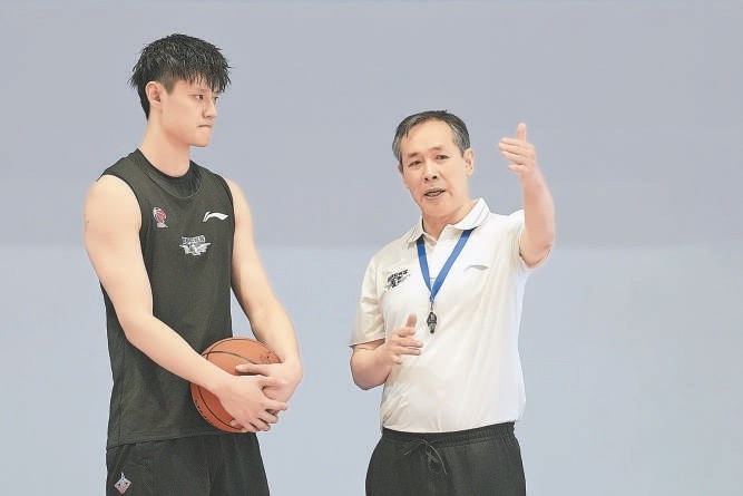 为什么大前锋在比赛中需要特别的体能训练?_0